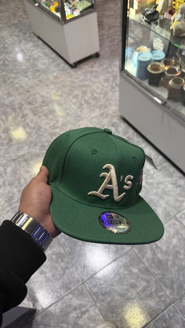 Producto - Gorra regulable verde con detalles al costado
