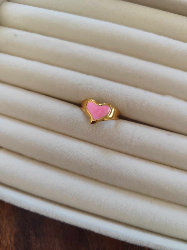 Producto - Anillo corazón rosa modelo 2. Acero dorado.
