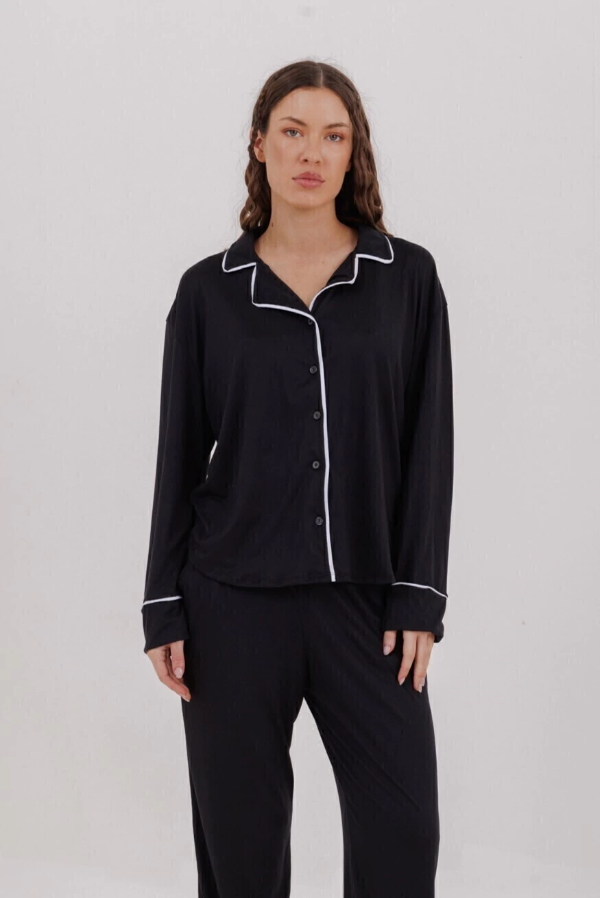 Producto - Pijama casaca abotonada y pantalón. Con vivos a contracolor.
