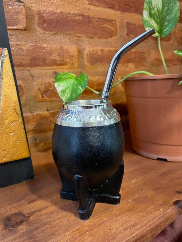 Producto - Mate Torpedo con Virola Cincelada color Negro + Bombilla Pico Loro Alpaca