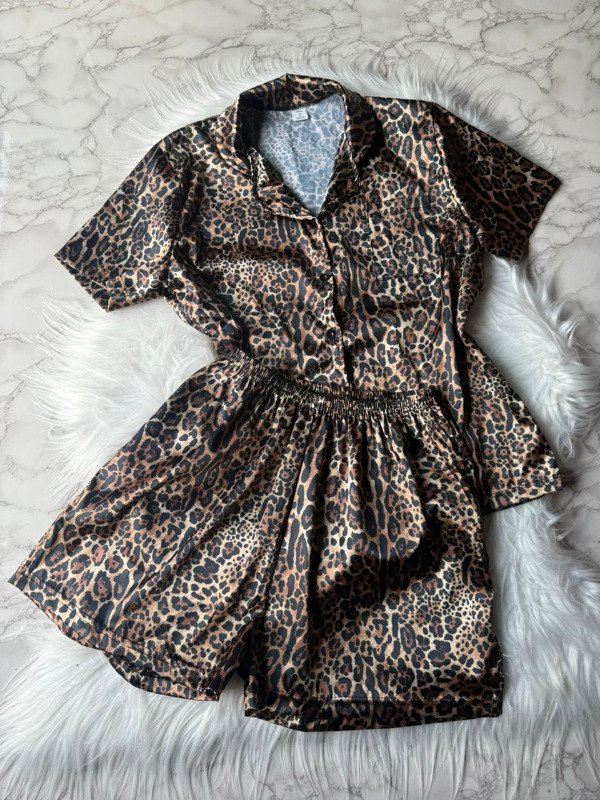 Producto - Pijama camisero animado de saten - Animal Print Oscuro