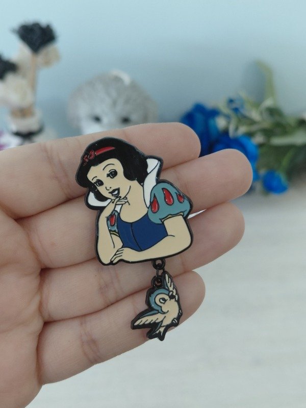 Producto - Pin metalizado - Blancanieves con colgante #1080