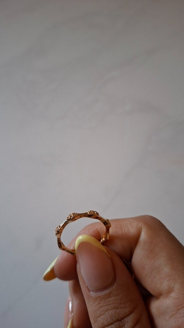 Producto - Anillo de acero dorado Dafne