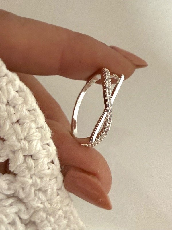 Producto - NB836 Anillo ondulado con micropave cristal