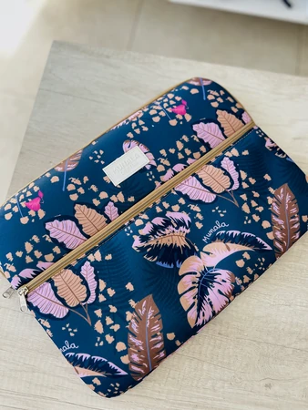 Producto - Funda notebook selva con bolsillo con cierre