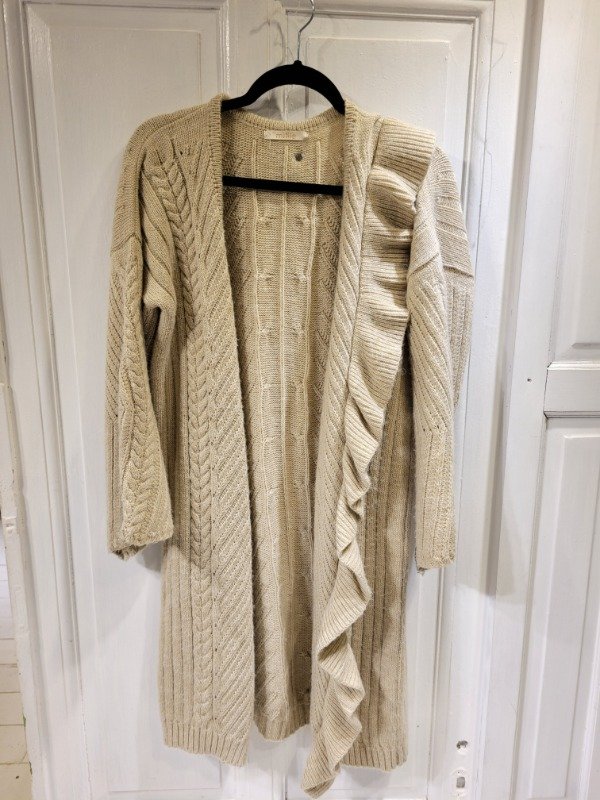 Producto - Saco MILLIE beige con volado Talle L/XL - PRECIO: 76X