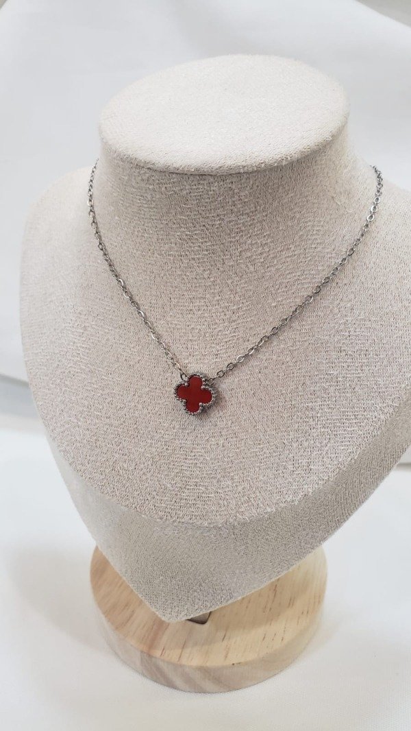 Producto - Conjunto trebol rojo acero