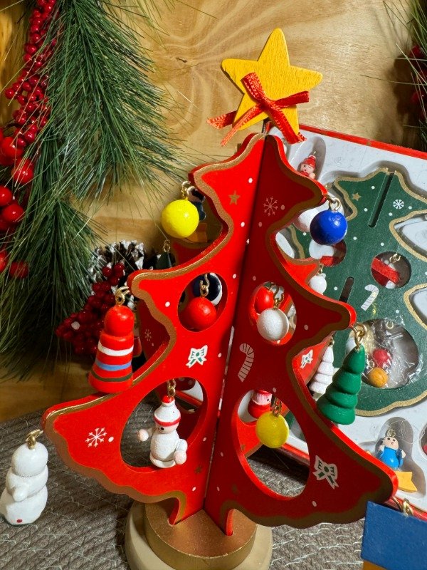 Producto - Arbol  Rojo madera con adornos (Efectivo: 30.000)