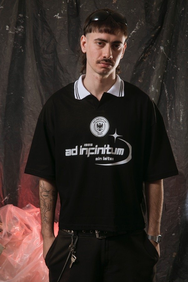 Producto - Remera corte Boxy fit, "ULTRA" No Future