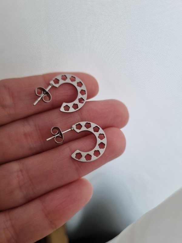 Producto - Semi argollitas estrellas caladas