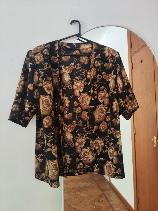 Conjunto negro con flores marrones
