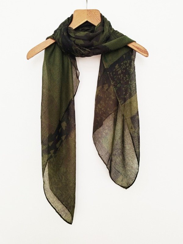 Producto - Pañuelo Mega -verde oliva estampa collage en negro-