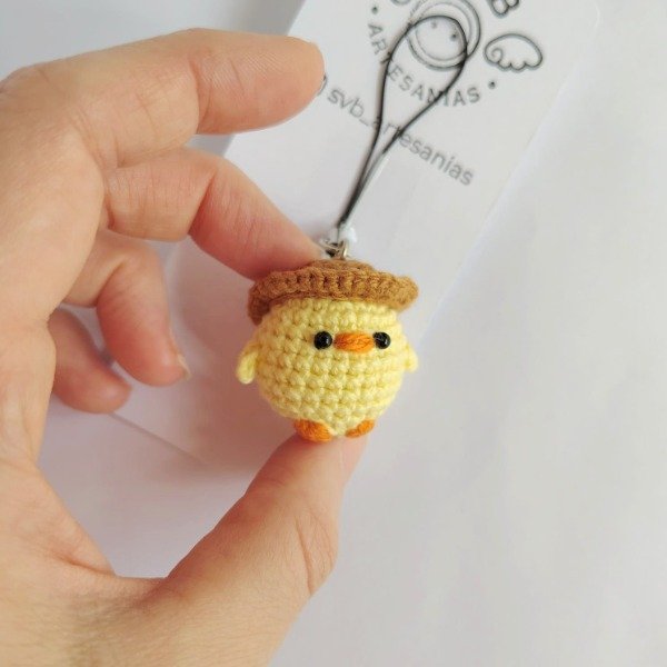 Producto - Colgante para celular pollito gorro vaquero tejido amigurumi