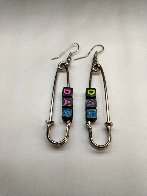 Producto - Par de Aros Alfileres de Gancho con Frase Dar