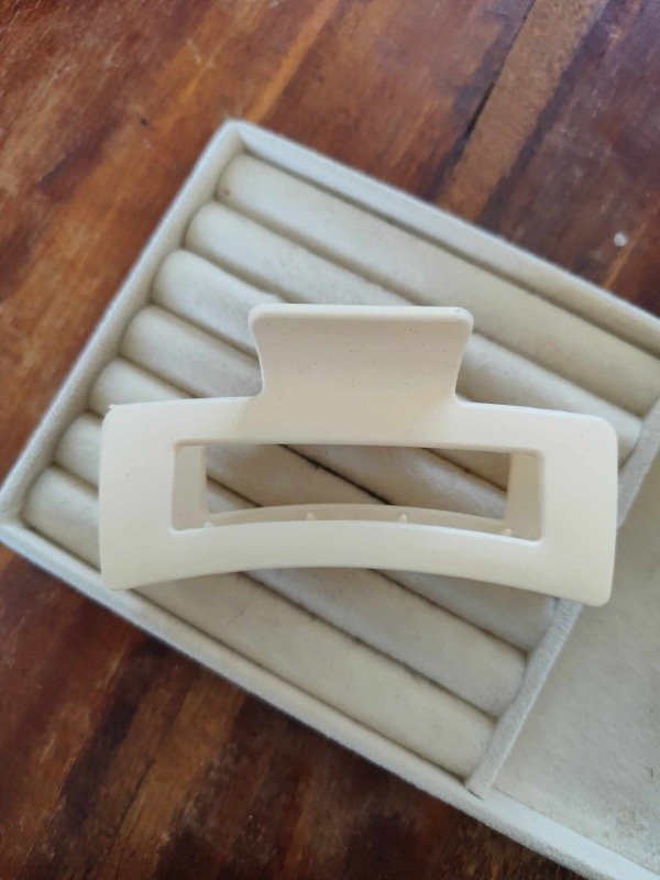 Producto - Broche clásico beige