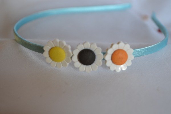 Producto - VINCHA FORRADA CELESTE - APLIQUE FLOR BOTONES