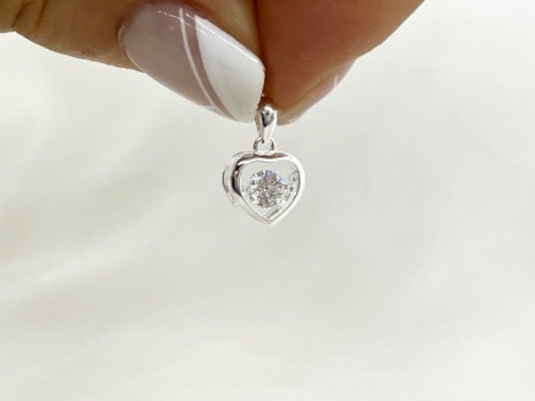 Producto - Dije CORAZÓN con cubic móvil central