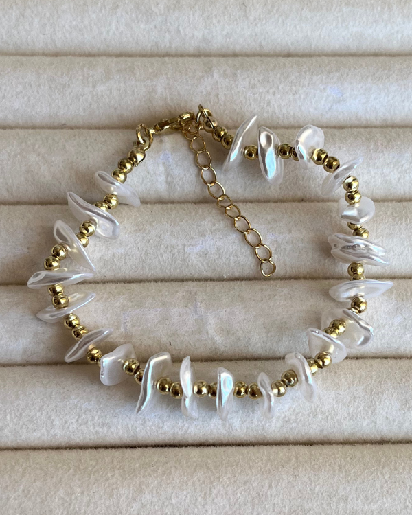 Producto - Pulsera de símil perlas planas combinadas con bolitas de acero dorado 17-21cm