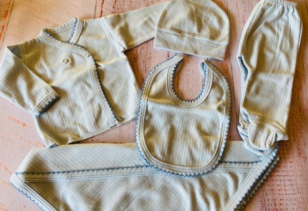 Producto - Ajuar 5 piezas- puro algodón + manta recibidora (Talle 0)
