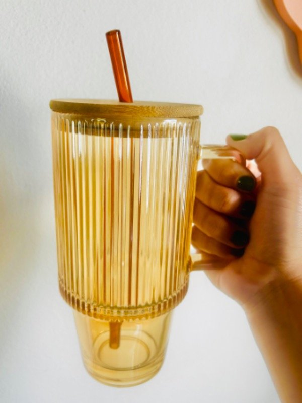 Producto - Vaso de vidrio tramado con tapa y bombilla ámbar - 2