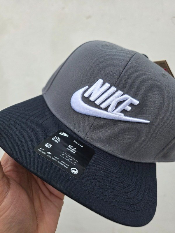 Gorra nike pro dri-fit futura snapback black — imagen 2