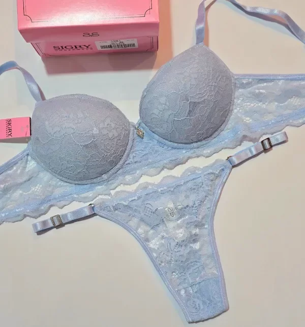 Producto - Conjunto de puntilla. Corpiño push up soft con dije strass. Tangaless regulable.