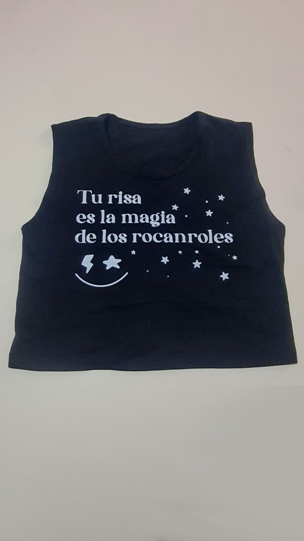 Producto - Musculosa Corta algodón Negra Talle U (S/M)Tu Risa es la Magia de los Rocanroles