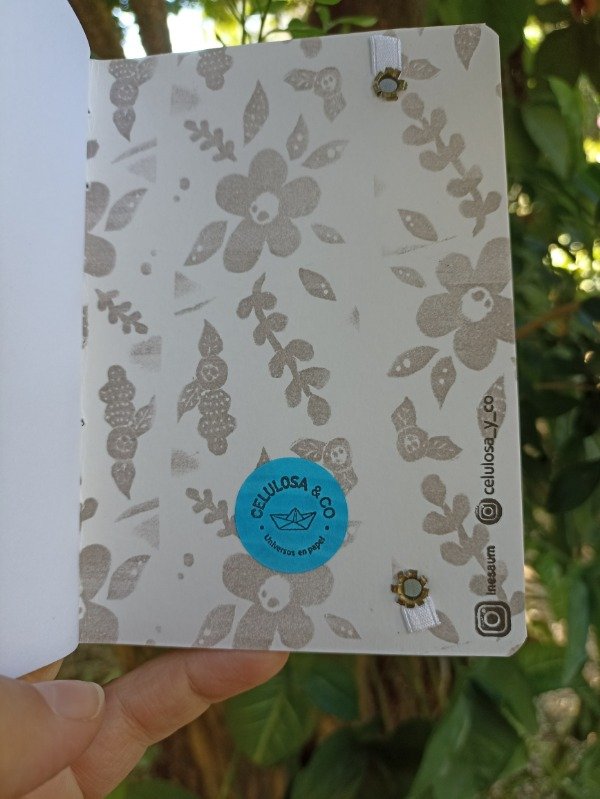 Producto - Libretita artesanal flores negras - 1