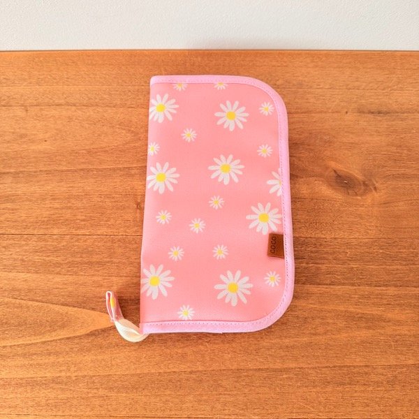 Producto - PORTA PASAPORTES Margaritas en fondo rosa