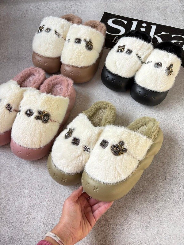 Pantuflas termicas con apliques de piedritas brillantes peluditas — imagen 3