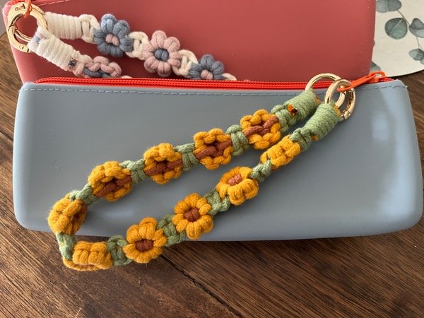 Producto - Porta lentes o cartuchera goma celeste con correa flores