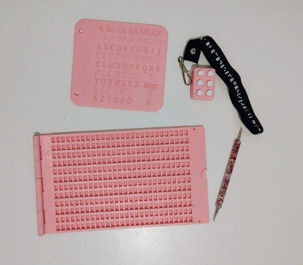 Producto - Kit Braille: Pizarra Regleta Y Punzón + Abecedario + Llavero Signo Generador
