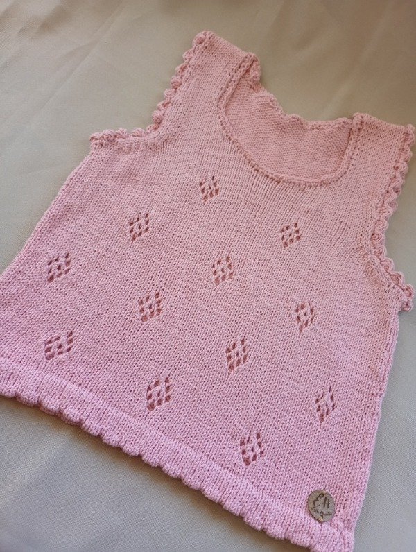 Producto - Remera tejida en hilo de algodón con calado frontal. 6 - 12 meses