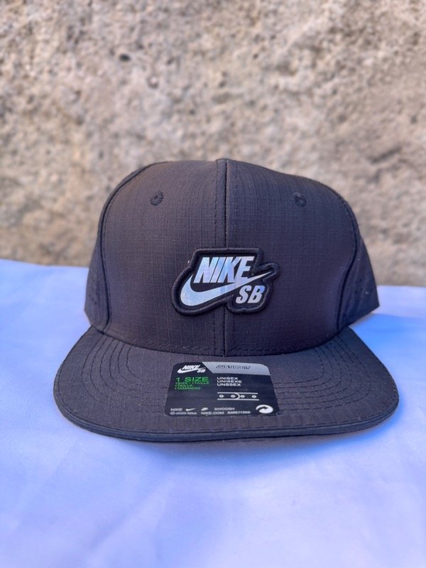 Producto - Gorra  Nike holografíca