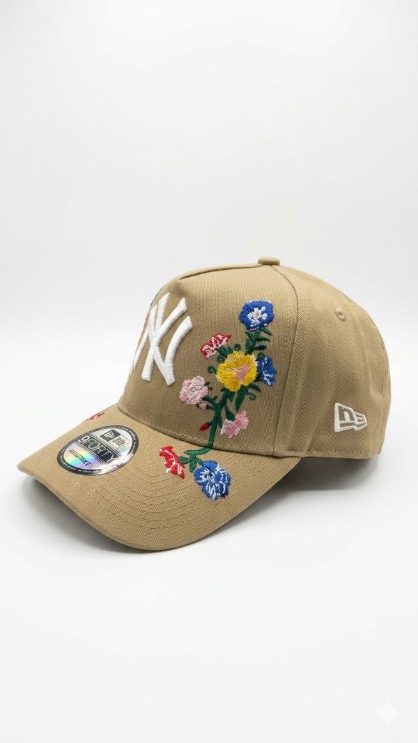 Producto - Gorra curva NY blanco con flores, color caqui