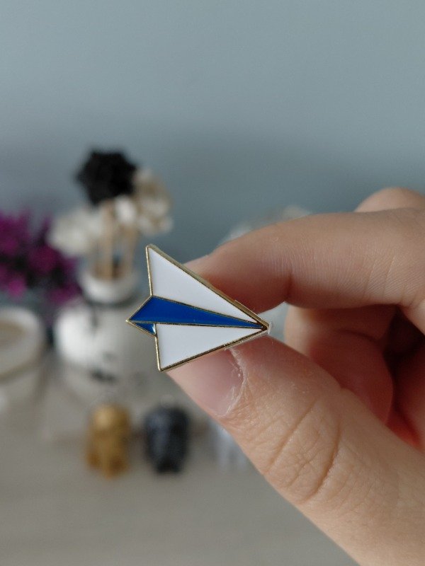 Producto - Pin metalizado - Avión de papel #2985