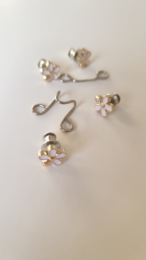 Producto - Broche para ajustar FLOR BLANCA CON PÉTALO DORADO