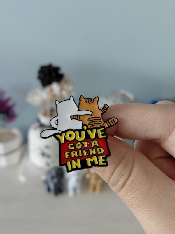 Producto - Pin metalizado - Michi "You've got a friend in me" #2434