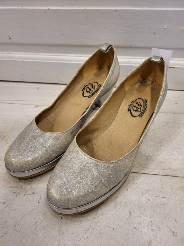 Producto - Zapatos JB CREACIONES plateados Talle 39 - PRECIO: 24X