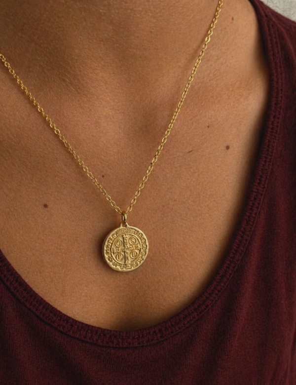 Producto - Collar san Benito gold acero quirurgico