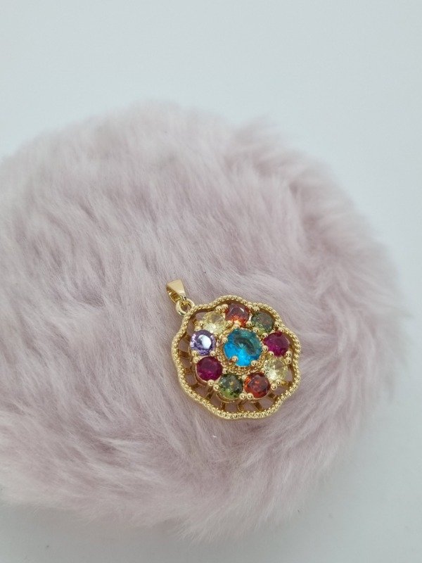 Producto - Dije acero dorado flor círculos strass color borde giratorio