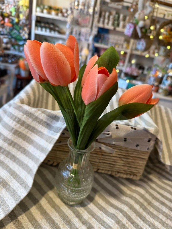 Producto - Florero con tulipanes coral (Efectivo: 21.200)