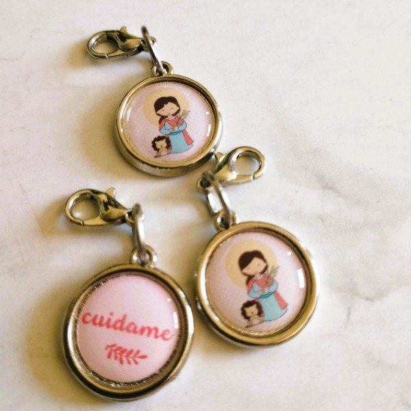 Producto - Medallitas con gancho para colgar SANTA MARTINA