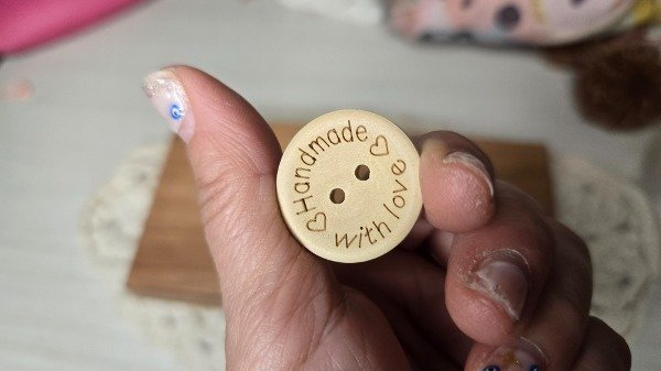 Producto - Boton madera. frase Handmade with love mediano 2cm x 25 unidades - 1