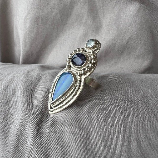 Producto - ANILLO DE DISEÑO ÓPALO BRASILEIRO, IOLITA Y AGUA MARINA FACETADA