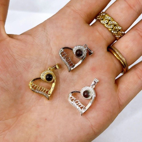 Producto - Dije Mom (Proyector Sorepesa "Te Amo" en 100 Idiomas) BL