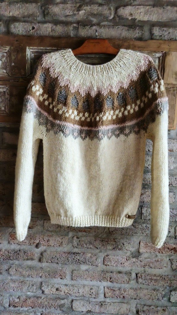 Producto - Sweater color crudo con guardas en vison, nude y camel.