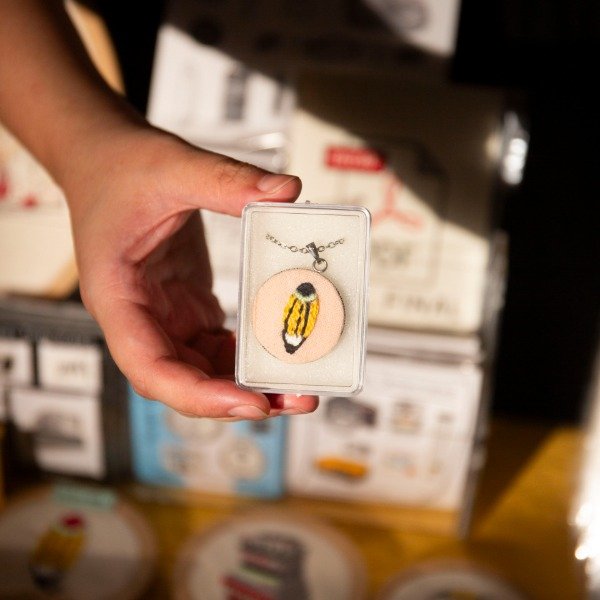 Producto - Dije bordado con collar