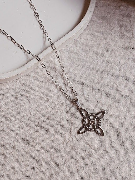 Producto - Collar nudo de bruja grande con strass - Acero quirúrgico