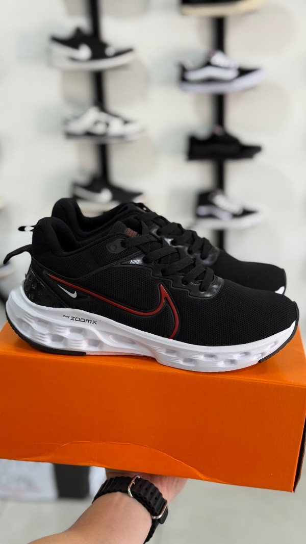 Producto - Nike zoomx con rojo